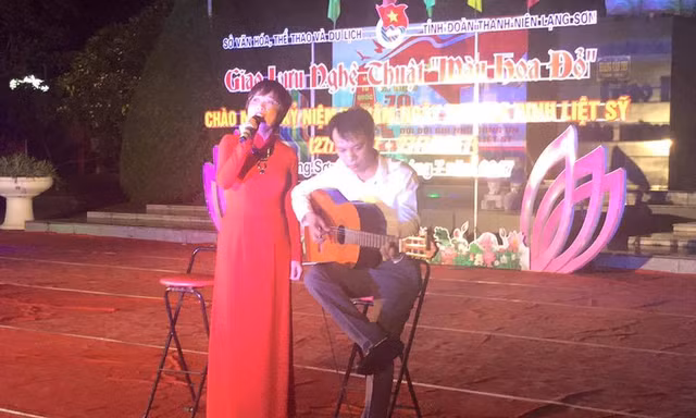 MC Thảo Vân xúc động trình bày ca khúc “Vết chân tròn trên cát” *ảnh: D. Chiến