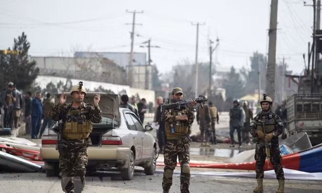 Lực lượng an ninh Afghanistan điều tra tại hiện trường một vụ đánh bom liều chết ở Kabul. (Nguồn: AFP/TTXVN)