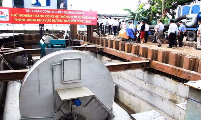 Sau nhiều lần thử nghiệm, siêu máy bơm đã phát huy hiệu quả chống ngập cho đường Nguyễn Hữu Cảnh.