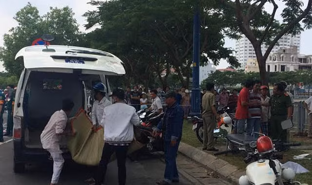 Đưa thi thể nạn nhân về nhà xác.