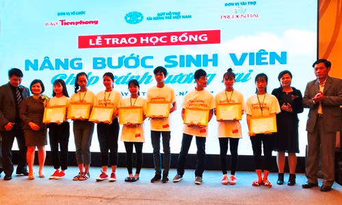 Lãnh đạo địa phương, Prudential và đại diện báo Tiền Phong chụp ảnh cùng những sinh viên nhận học bổng.