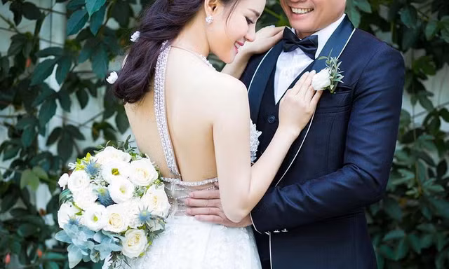 Vy Oanh khoe ảnh cưới ngọt ngào với chồng đại gia
