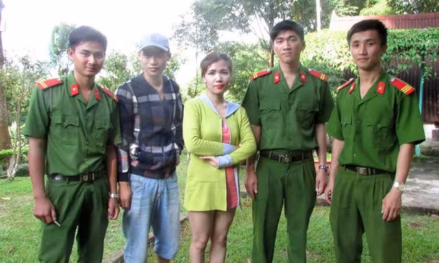 Nhóm người bắt cướp và nạn nhân.