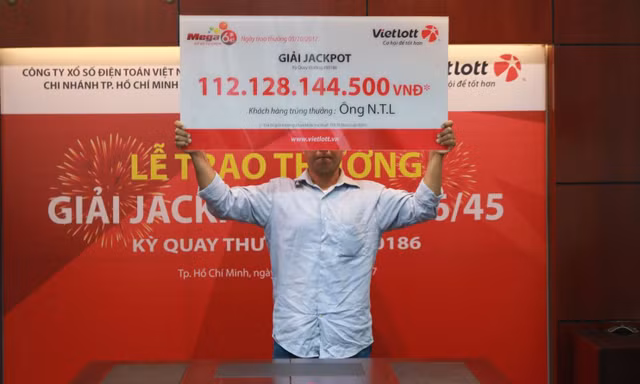 Khách hàng trúng Jackpot hơn 100 tỷ đồng che nửa mặt nhận giải