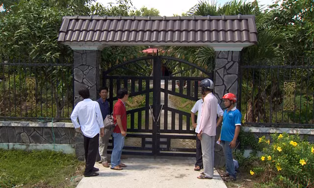 Nhiều 'hụi viên' đứng trước cửa nhà bà Trang đòi thanh toán tiền hụi.