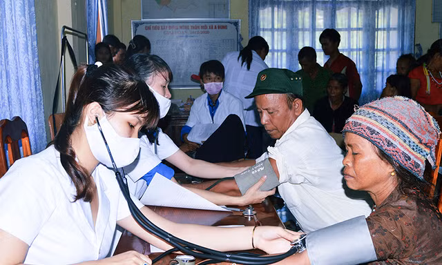 ĐVTN Chi Đoàn Sở Y tế khám cho người dân