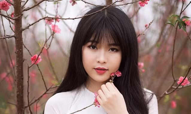 Nữ sinh Bưu chính làm duyên với hoa đào Nhật Tân