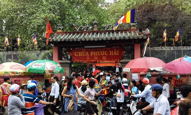 TPHCM: Chen chân đi lễ chùa, bãi giữ xe mọc như nấm