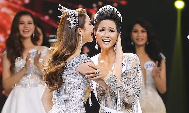 Khoảnh khắc đăng quang của tân Hoa hậu Hoàn vũ Việt Nam 2017.