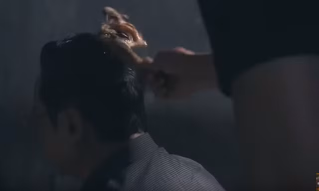 Phan Quân bị gõ đùi gà vào đầu.