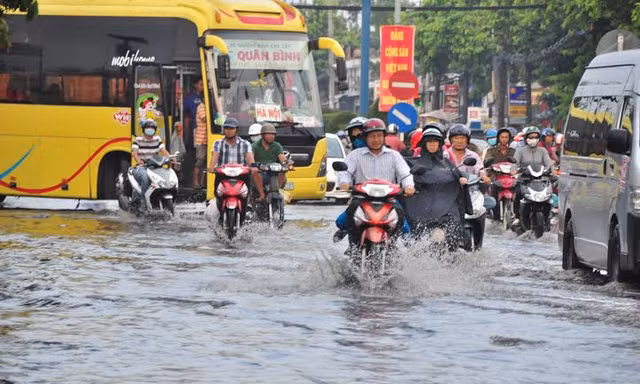 Mưa hơn 30 phút, Cần Thơ “bì bõm” trong nước