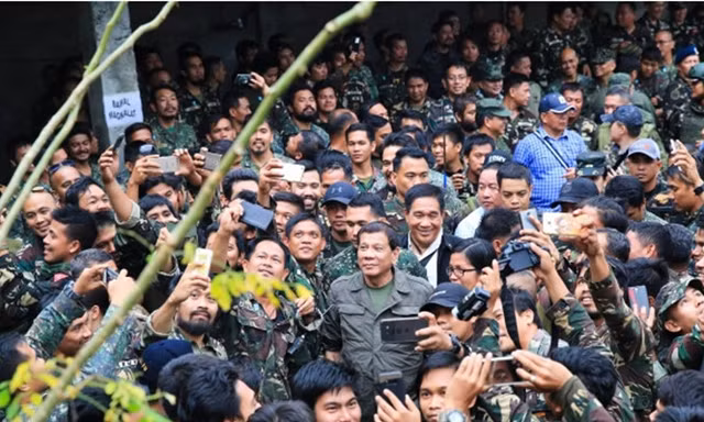Tổng thống Philippines Duterte tới thăm quân đội ở Marawi tuần trước. Ảnh: AFP