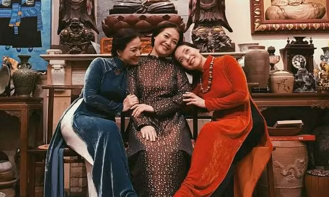 3 chị em nghệ sĩ: Lê Vân, Lê Khanh và Lê Vi. 