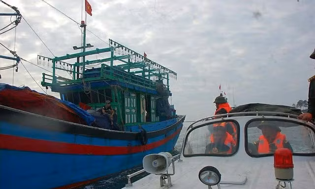 Lực lượng cứu hộ BĐBP Nghệ An ứng cứu tàu cá bị nạn.