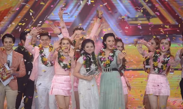 Minh Như bật khóc ngay khi được xướng tên trở thành quán quân Nhân tố bí ẩn 2016.