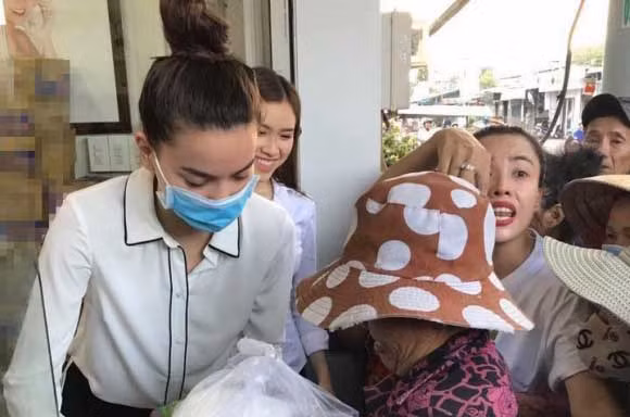 Hình ảnh Hồ Ngọc Hà đi làm từ thiện gây tranh cãi.