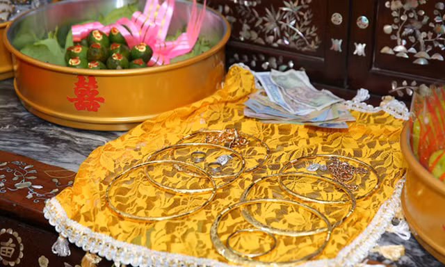 Mâm lễ vật đầy vàng trong đám cưới Lâm Khánh Chi