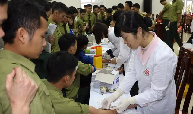 Đông đảo cán bộ, ĐVTN Đại học Chính trị và sinh viên tình nguyện tham gia hiến máu.