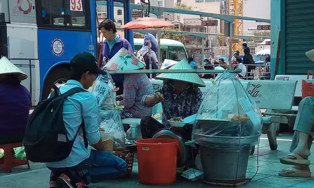 Những người bán hàng rong trong khu vực bến xe buýt Bến Thành.