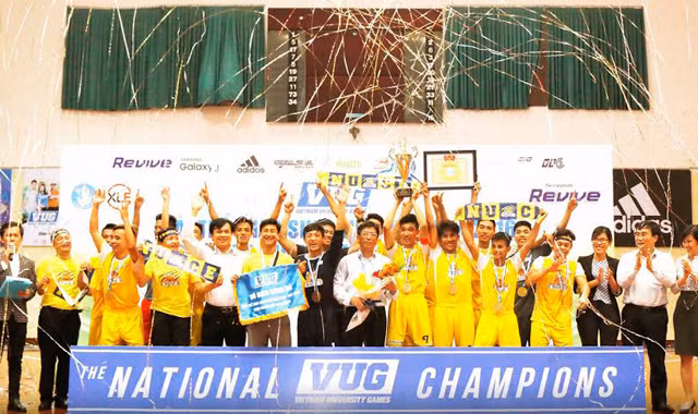 Đồng chí Ngũ Duy Anh, Vụ trưởng Vụ Công tác học sinh viên - Bộ Giáo dục và đào tạo, Tổng Thư ký Hội thể thao đại học và chuyên nghiệp Việt Nam; đồng chí Doãn Hồng Hà, Phó Chủ tịch Trung ương Hội Sinh viên Việt Nam, Trưởng Ban Tổ chức Giải Thể thao Sinh vi