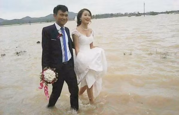Hình ảnh những đám cưới trong mưa lũ gây ‘bão’ mạng