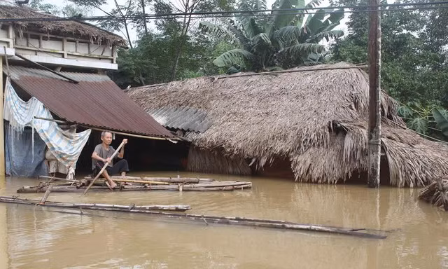 Khung cảnh tan hoang sau lũ lịch sử