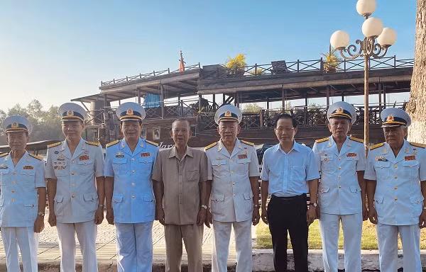 Lãnh đạo Hội truyền thống đường HCM trên biển VN đoàn tàu Không số chụp hình với Nguyên Phó Thủ Tướng Trương Vĩnh Trọng và ông Nguyễn Trúc Sơn-Phó Chủ Tịch Tỉnh Bến Tre tại TP Bến Tre.
