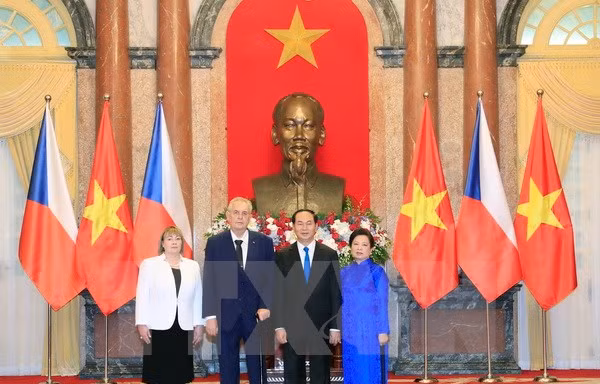 Chủ tịch nước Trần Đại Quang và Phu nhân chụp ảnh chung với Tổng thống Milos Zeman và Phu nhân tại Lễ đón. (Ảnh: Nhan Sáng/TTXVN)
