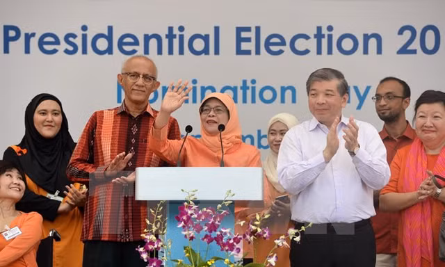 Tổng thống đắc cử Singapore Halimah Yacob (giữa) phát biểu trước người hâm mộ tại Trung tâm Ứng cử ở Singapore ngày 13/9. (Nguồn: AFP/TTXVN)