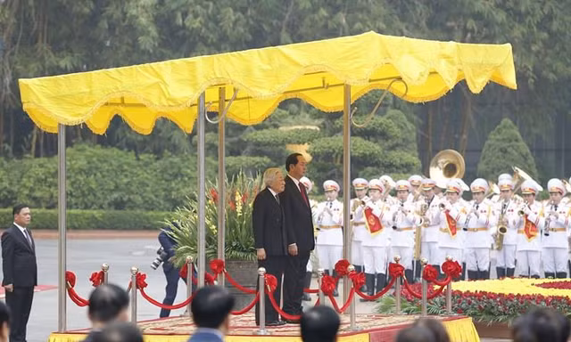 Chủ tịch nước Trần Đại Quang và Nhà vua Nhật Bản Akihito tại lễ đón chính thức tại Phủ Chủ tịch.