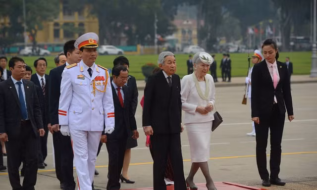 Nhà vua và Hoàng hậu Nhật Bản đến viếng Lăng Chủ tịch Hồ Chí Minh sáng 1/3.