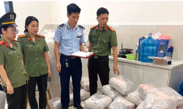 Triệt phá cơ sở sản xuất, kinh doanh thức ăn cho thú cưng nghi giả mạo nhãn hiệu