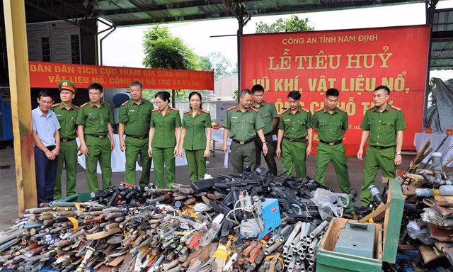 Nam Định: Tiêu hủy nhiều vũ khí, vật liệu nổ, công cụ hỗ trợ