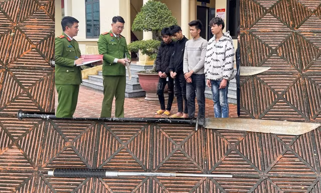 Công an triệu tập nhóm vác đao kiếm diễu phố, đánh người