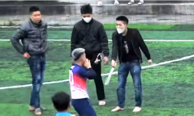 Vụ cầm kiếm bắt 'tình địch' quỳ tại sân bóng, có thể bị phạt tù