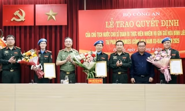 Bộ Công an trao quyết định của Chủ tịch nước cho 3 sĩ quan tham gia gìn giữ hòa bình 