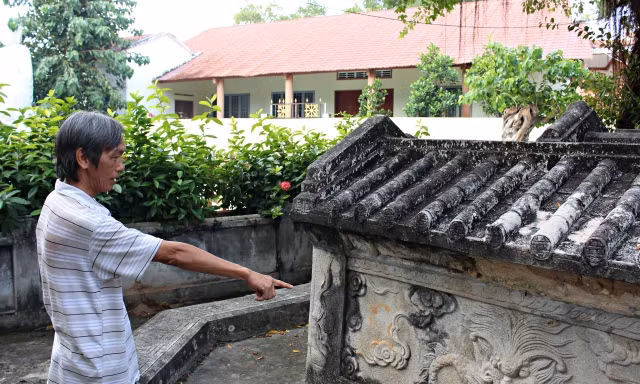 Giai thoại ngôi mộ hơn 200 tuổi, ai đi ngang cũng cúi chào ở Long An
