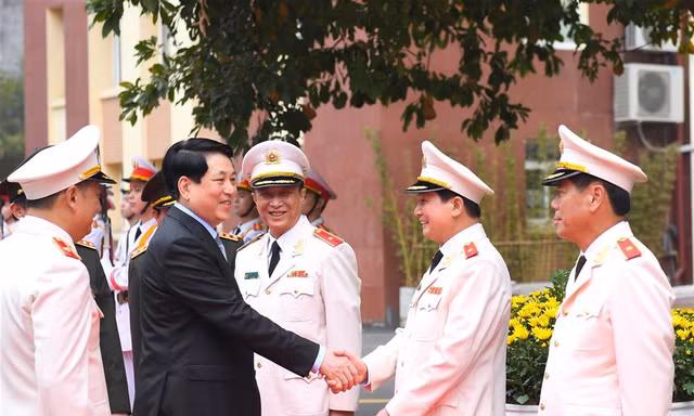 Chủ tịch nước Lương Cường thăm, chúc Tết Bộ Tư lệnh Cảnh vệ và Bộ Tư lệnh Cảnh sát cơ động