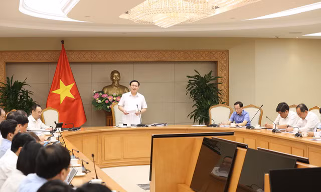 Phó Thủ tướng Vương Đình Huệ chủ trì phiên họp