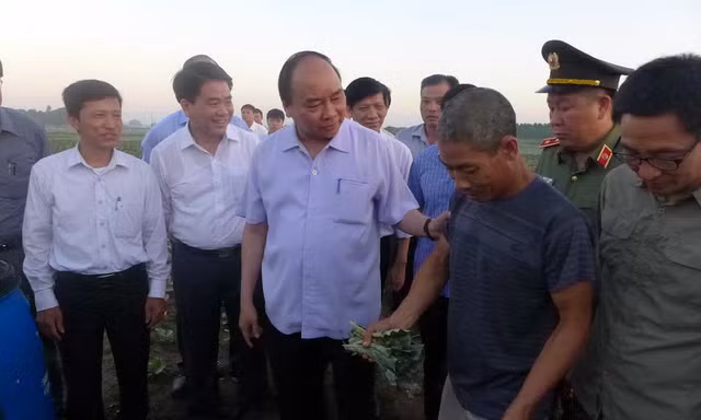Thủ tướng cùng đoàn công tác đi kiểm tra tình hình an toàn thực phẩm.