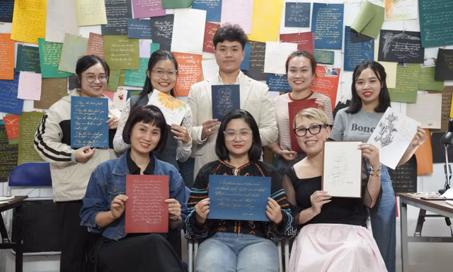 Lớp học viết chữ Calligraphy có gì mà thu hút nhiều người?