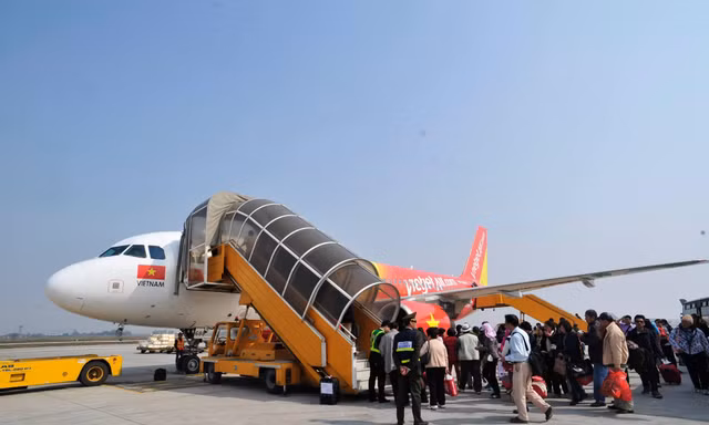 'Sốt' vé máy bay dịp nghỉ lễ 30/4 - 1/5, giá vé tăng mạnh