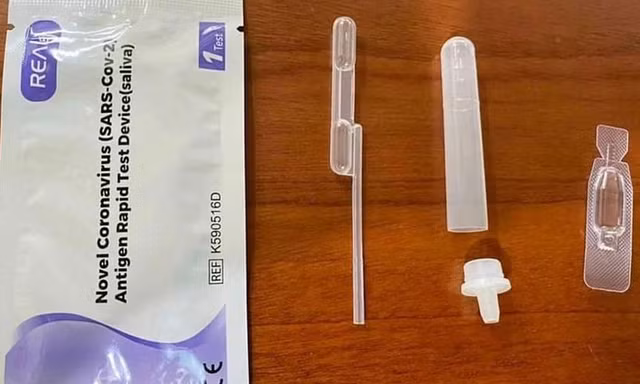 Dịch vụ bán tiền lì xì Tết ế ẩm; nhiều người đổ xô mua kit test COVID-19 bằng nước bọt
