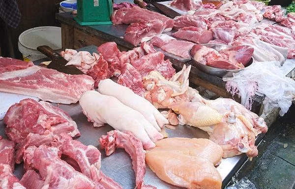 Giá lợn hơi giảm mạnh nhưng thịt ngoài chợ vẫn cao