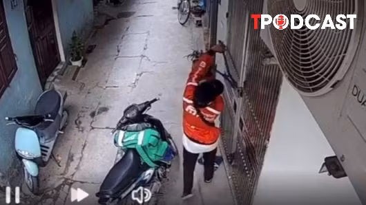 HÌNH SỰ: Thanh niên mặc áo shipper phá khóa, đột nhập vào nhà dân trong 1 phút