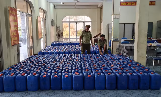 Thị trường 12/1: Bắt hơn 8000 lít rượu lậu, vé xe khách dịp Tết tăng 40-60%