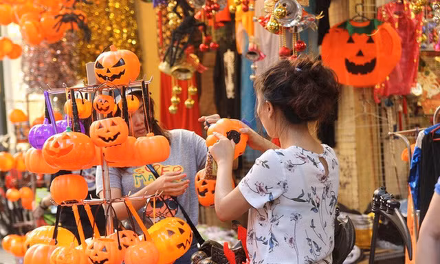 Thị trường 28/10: Giá Iphone 12 giảm mạnh, nhộn nhịp sắm sửa đồ hóa trang Halloween 