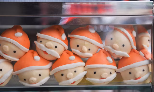 Độc nhất năm nay bánh bao ông già Noel; Thực phẩm tiền triệu, chợ Việt chỉ 15.000 đồng