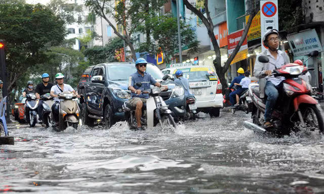 Miền Bắc trời nắng, miền Nam mưa lớn kết hợp với triều cường