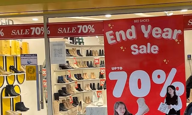 Quần áo giảm giá 80% chờ khách mua; rao bán pháo la liệt chợ mạng